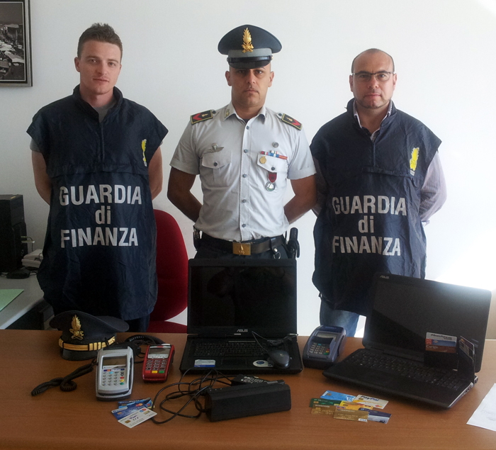 GdF e il materiale sequestrato nella truffa delle carte clonate